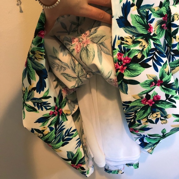 ✨Paper Crane✨ Floral Mini Dress - Picture 3 of 8